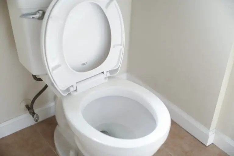 Spiritual Meaning of Dreaming About an Overflowing Toilet: Interpretation and Symbolism
