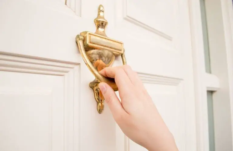 Unlocking the Spiritual Meaning of Dreaming of Someone Knocking on Your Door