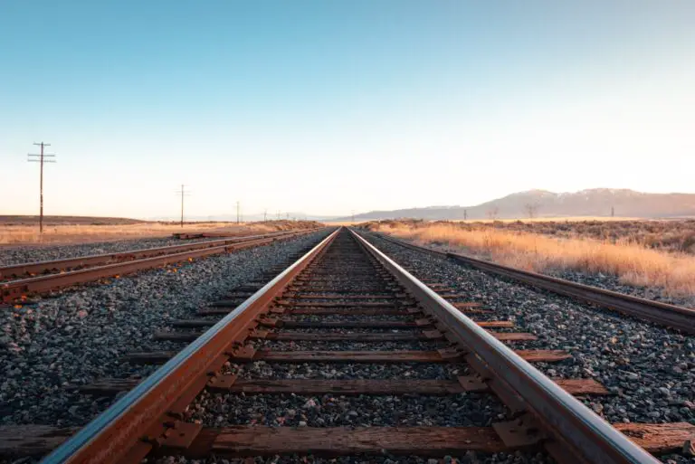 Exploring the Spiritual Meaning of Dreaming About Train Tracks
