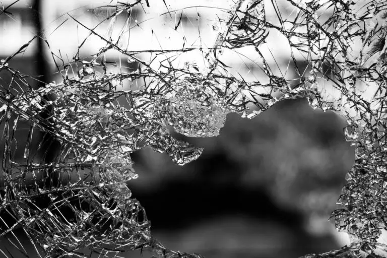 Spiritual Meaning of Dreaming About Broken Glass: Interpretation and Symbolism