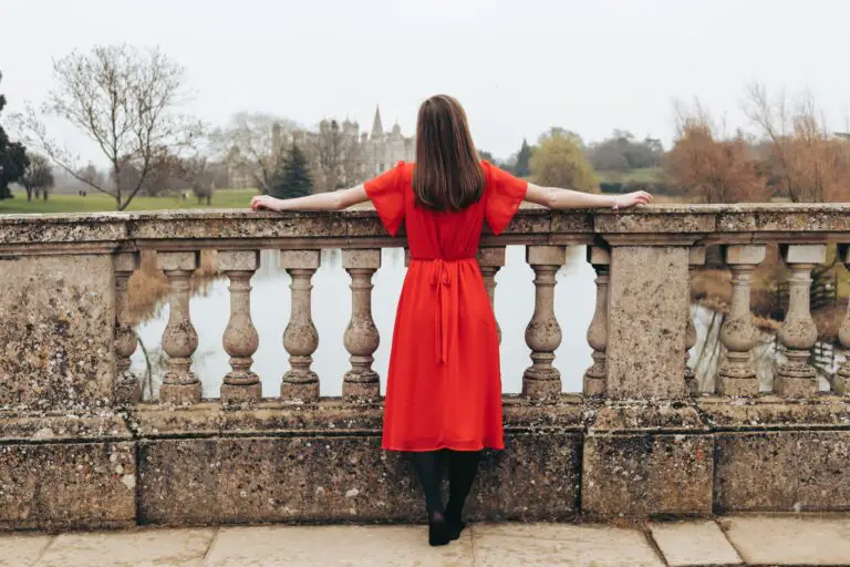 Unlocking the Spiritual Meaning of Seeing Someone Wearing Red in Your Dream