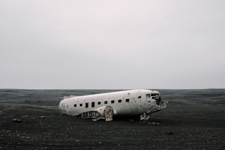 Spiritual Meaning of Dreaming About a Plane Crashing: Interpretation and Symbolism