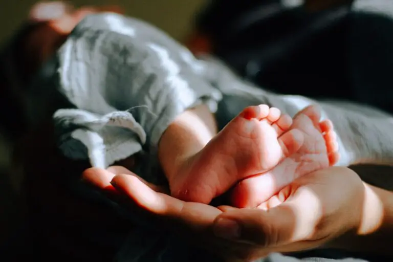 Spiritual Meaning of Dreaming About Holding a Baby: Interpretation and Symbolism